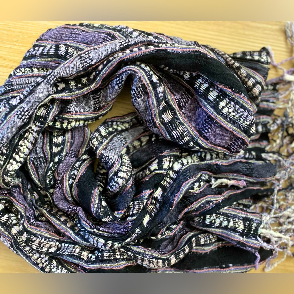 ❤️❤️Buckle’s Gorgeous Long Shimmering Black, Silver, & Purple Lightweight Scarf